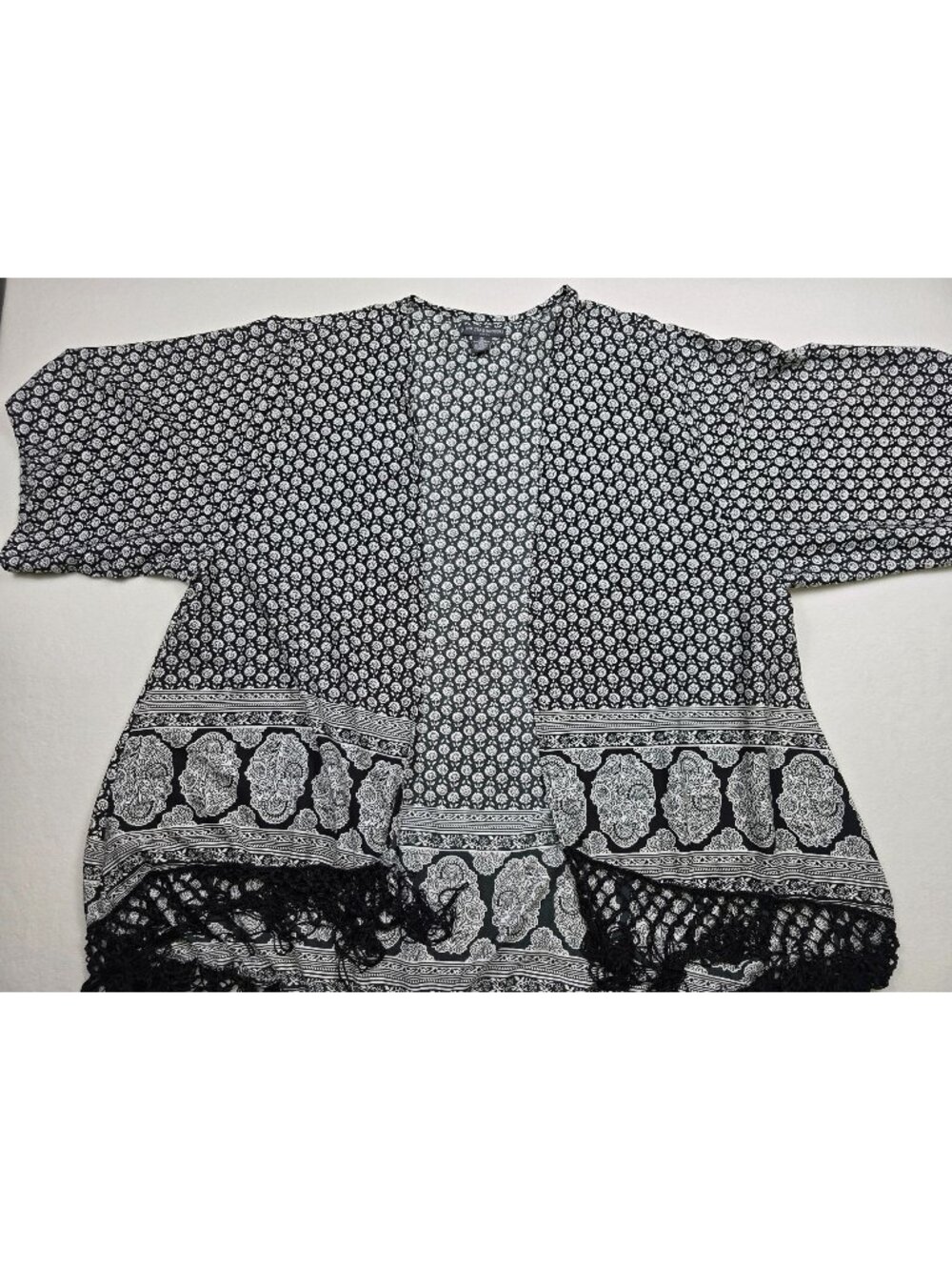 Chelsea & Theodore Black & White Floral Print Open Front Kimono Fringe Hem 2X